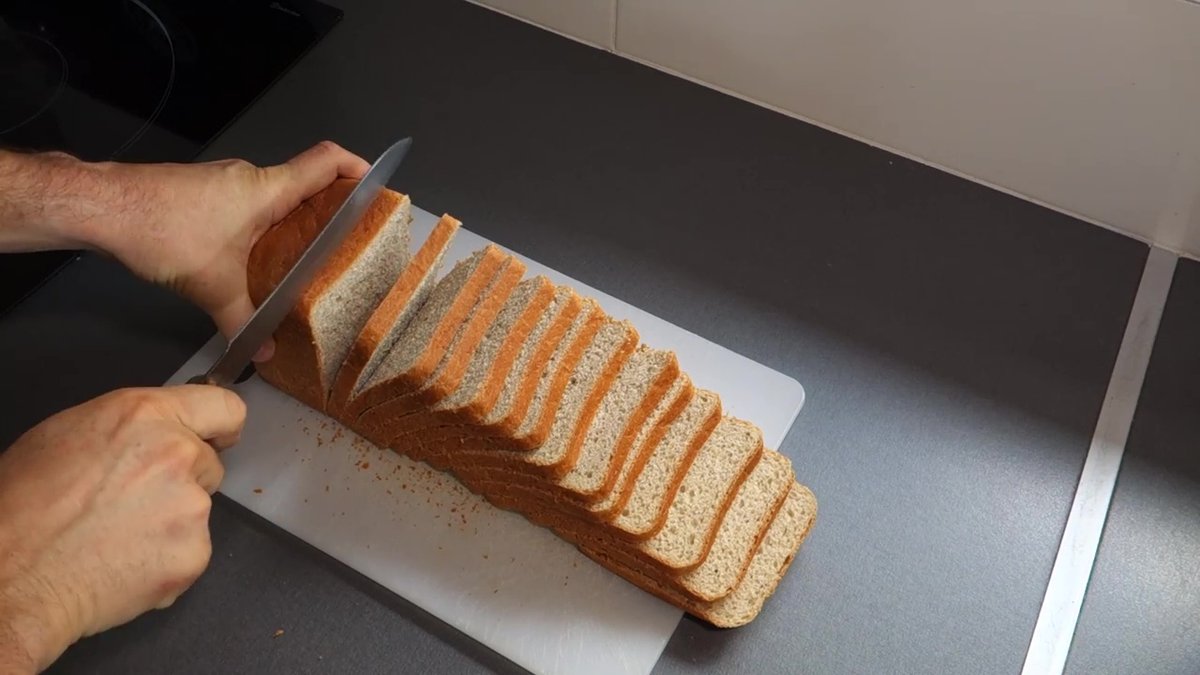 Découpe d’un pain de mie semi complet à la farine de châtaigne en tranches régulières.