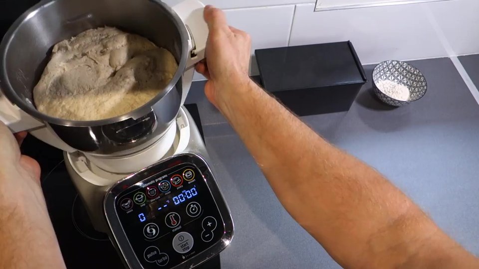 Pâte levée pour pain de mie semi complet au Companion après pousse.