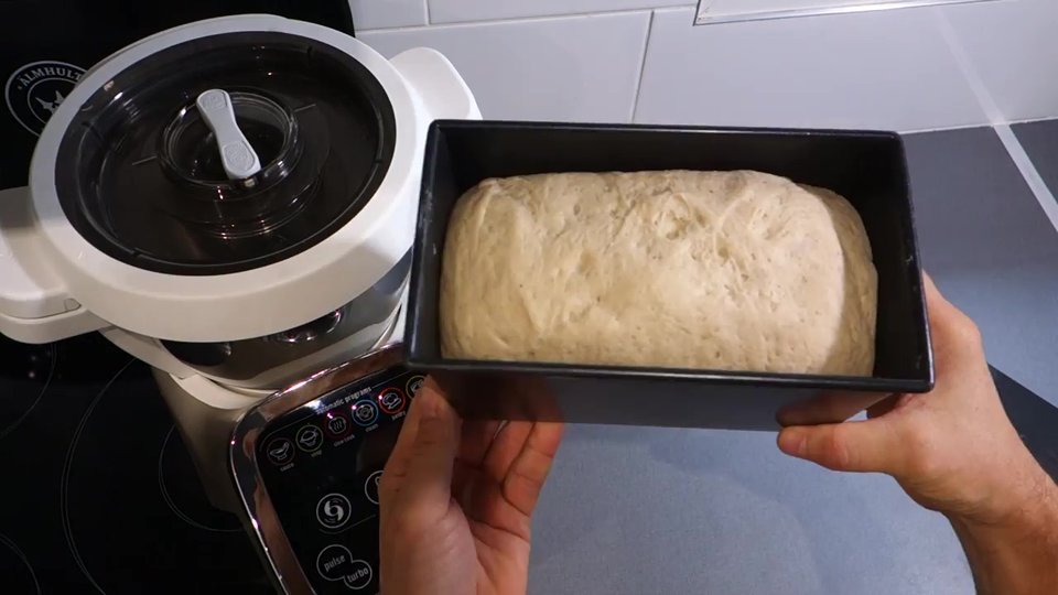 Façonnage du pain de mie semi complet à la farine de châtaigne avant cuisson.