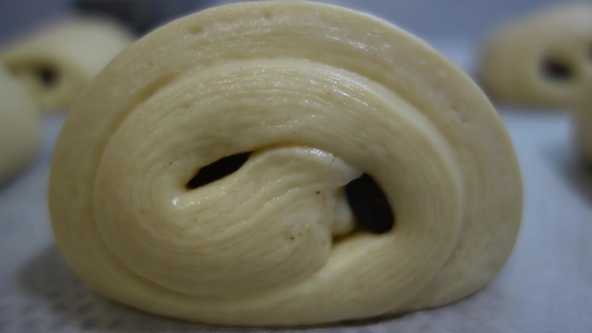 Pâte feuilletée roulée pour pains au chocolat maison avec belles couches de feuilletage.