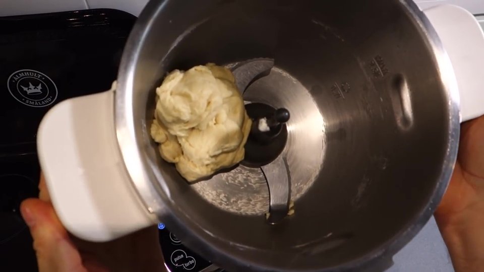 Pâte à pains au chocolat réalisée au Companion après pétrissage.