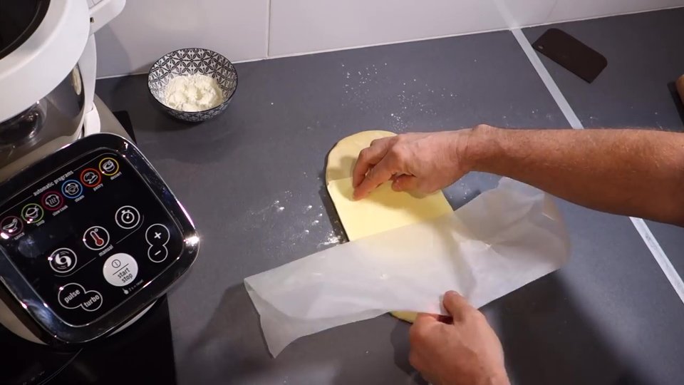 Préparation de la pâte feuilletée avec beurre pour pains au chocolat.