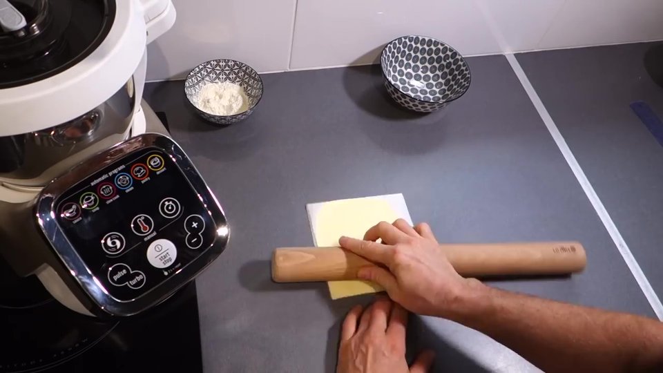Beurre étalé pour le tourage des pains au chocolat maison.