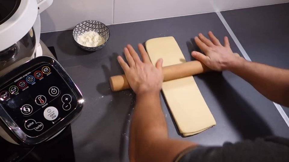Abaisse de la pâte feuilletée pour façonner les pains au chocolat.