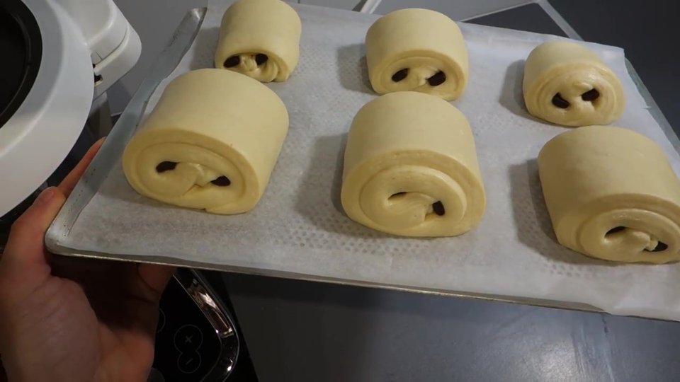 Pains au chocolat maison prêts pour la pousse avant cuisson.