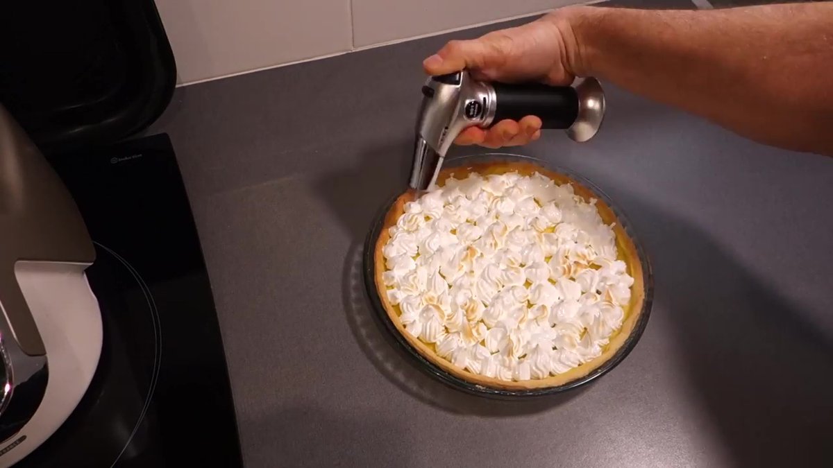 Caramélisation de la meringue italienne au chalumeau pour obtenir une belle coloration dorée.