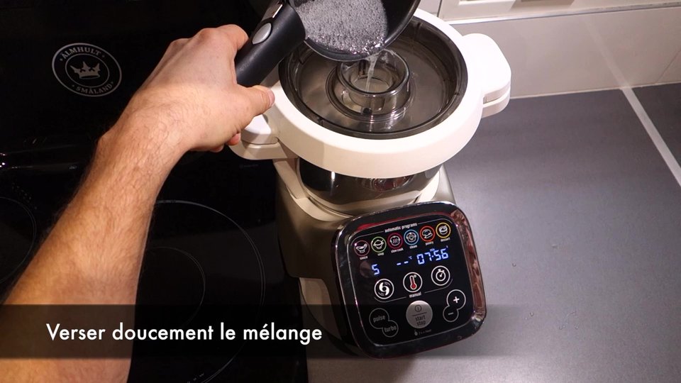 Versement du sirop de sucre chaud dans le bol du Companion Moulinex pour réaliser la meringue italienne.