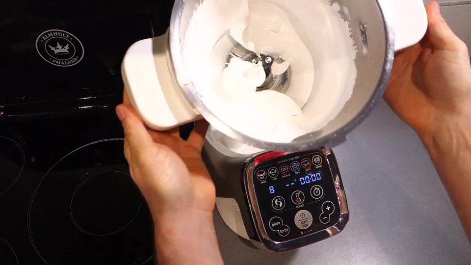 Meringue italienne en cours de montage dans le robot Companion Moulinex, texture en train de se former.