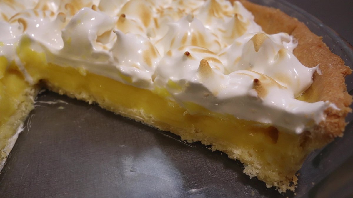 Zoom sur la tarte au citron meringuée avec crème onctueuse et meringue légèrement caramélisée