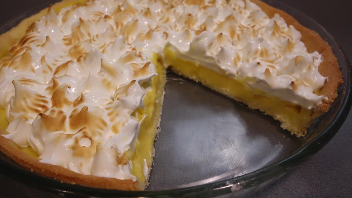 Part de tarte au citron meringuée avec crème citron fondante et pâte sablée croustillante