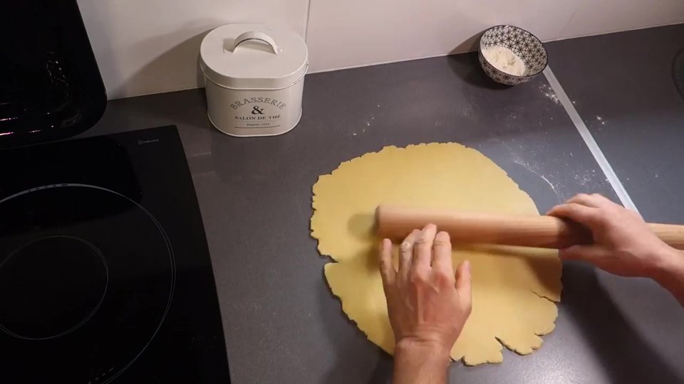 Étaler la pâte sablée au rouleau pour une tarte au citron meringuée maison au Companion Moulinex