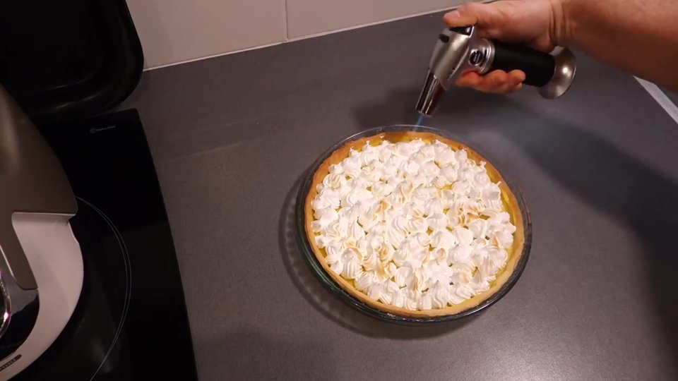 Colorer la meringue italienne au chalumeau pour une tarte au citron meringuée dorée et brillante