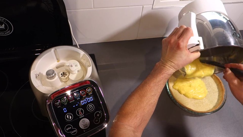 Verser la crème citron maison cuite au Companion Moulinex sur le fond de tarte précuit