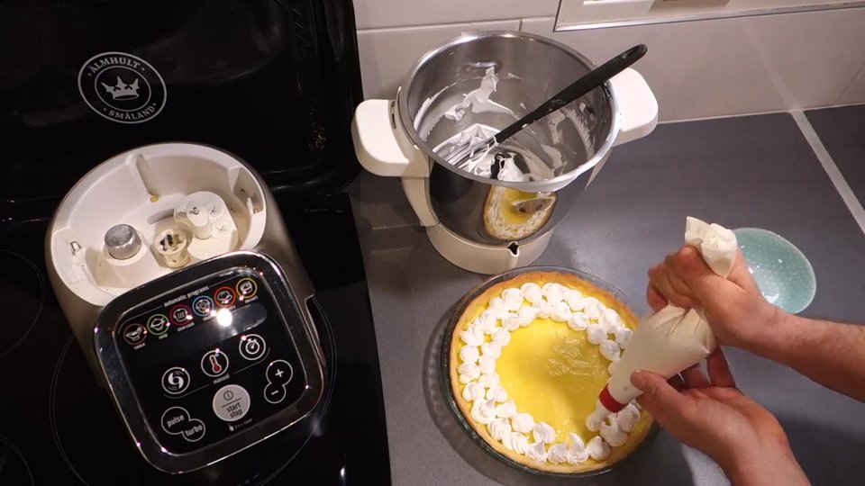 Pocher la meringue italienne au Companion Moulinex sur la tarte au citron en petites rosaces