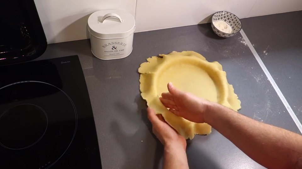 Foncer le moule avec la pâte sablée pour préparer le fond de tarte au citron meringuée