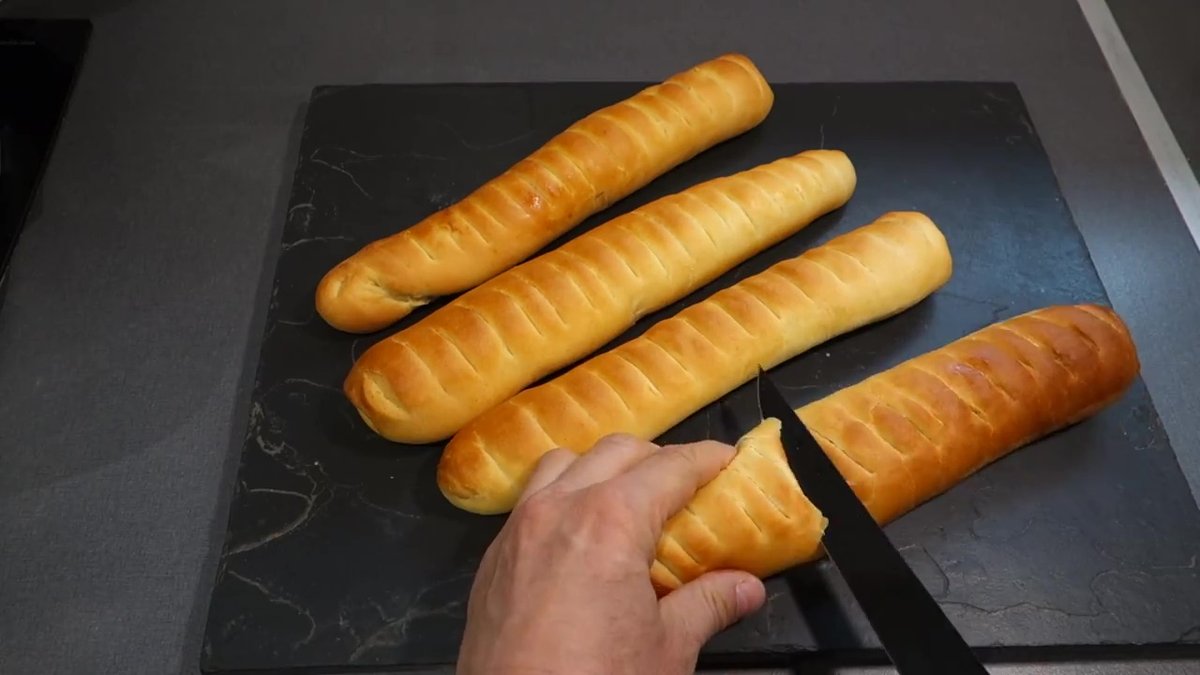 Baguettes viennoises maison dorées et moelleuses réalisées au Companion Moulinex prêtes à être dégustées