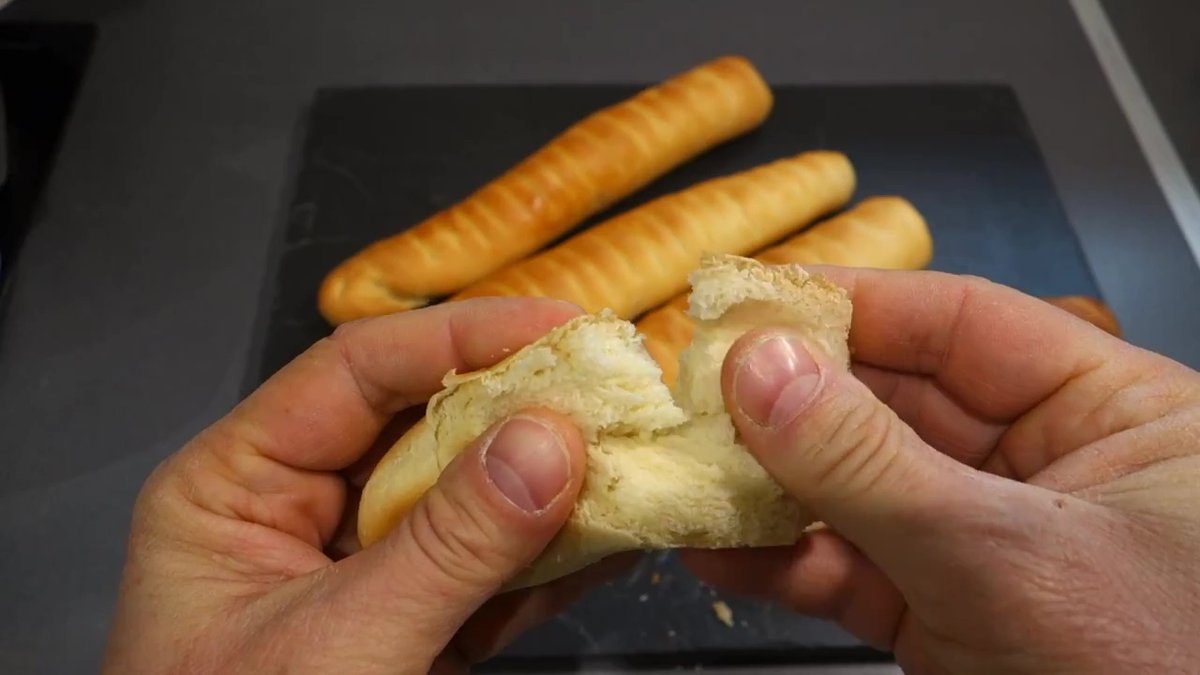 Intérieur d’une baguette viennoise moelleuse avec mie filante et aérée typique d’une recette maison réussie