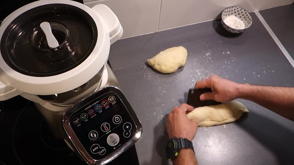 Rabattre et dégazer la pâte à pain viennois sur le plan de travail après repos au frais
