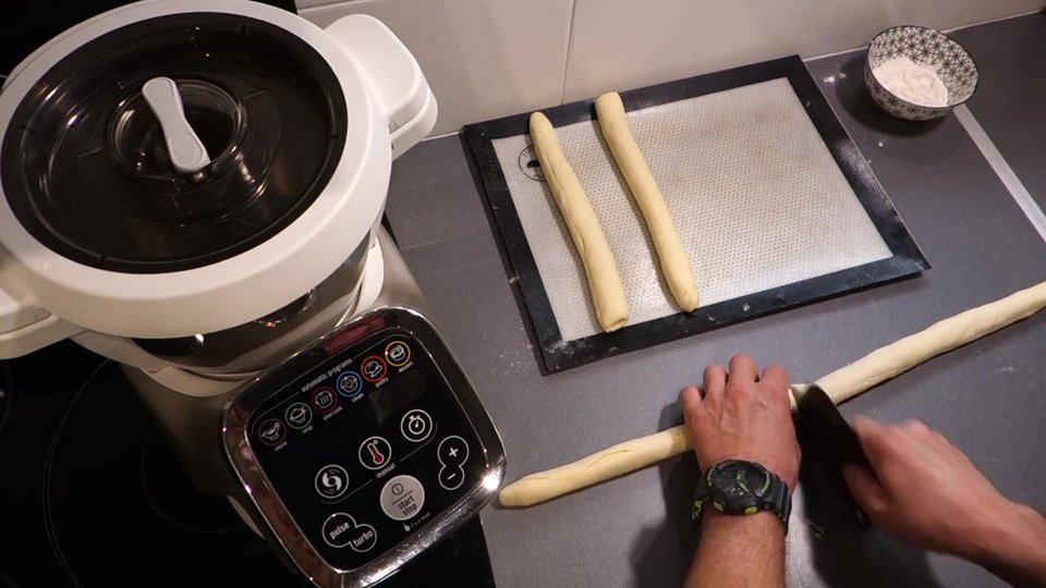 Façonner les baguettes viennoises en longs pâtons réguliers avant la pousse