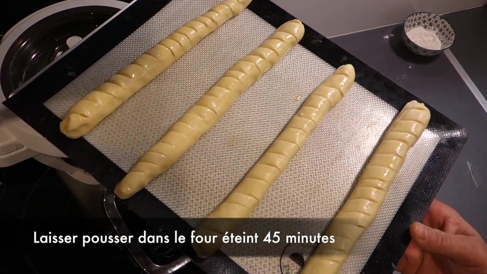 Baguettes viennoises prêtes à pousser avec entailles régulières pour une cuisson uniforme