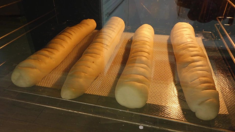 Cuisson des baguettes viennoises maison au four pour obtenir une mie moelleuse et une croûte dorée
