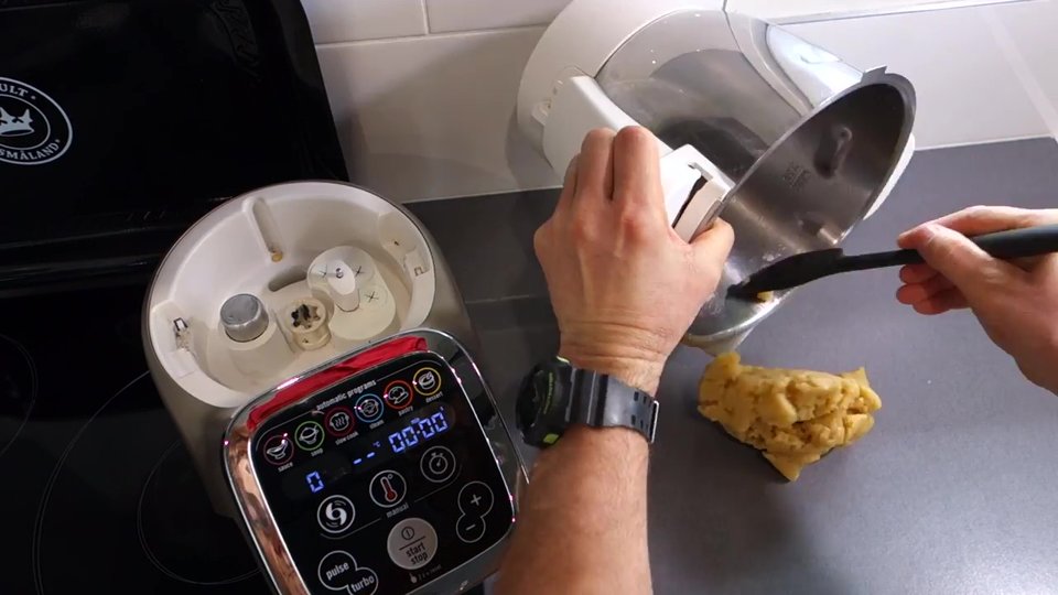 Former une boule et la mettre au congélateur 15 minutes