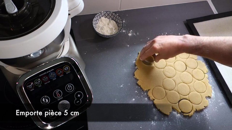 Utiliser un emporte pièce pour former les biscuits