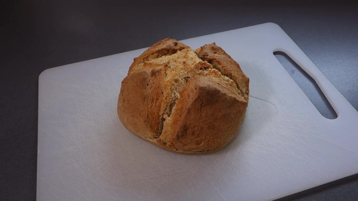 Pain irlandais (soda bread) maison au Companion avec croûte dorée et aspect rustique