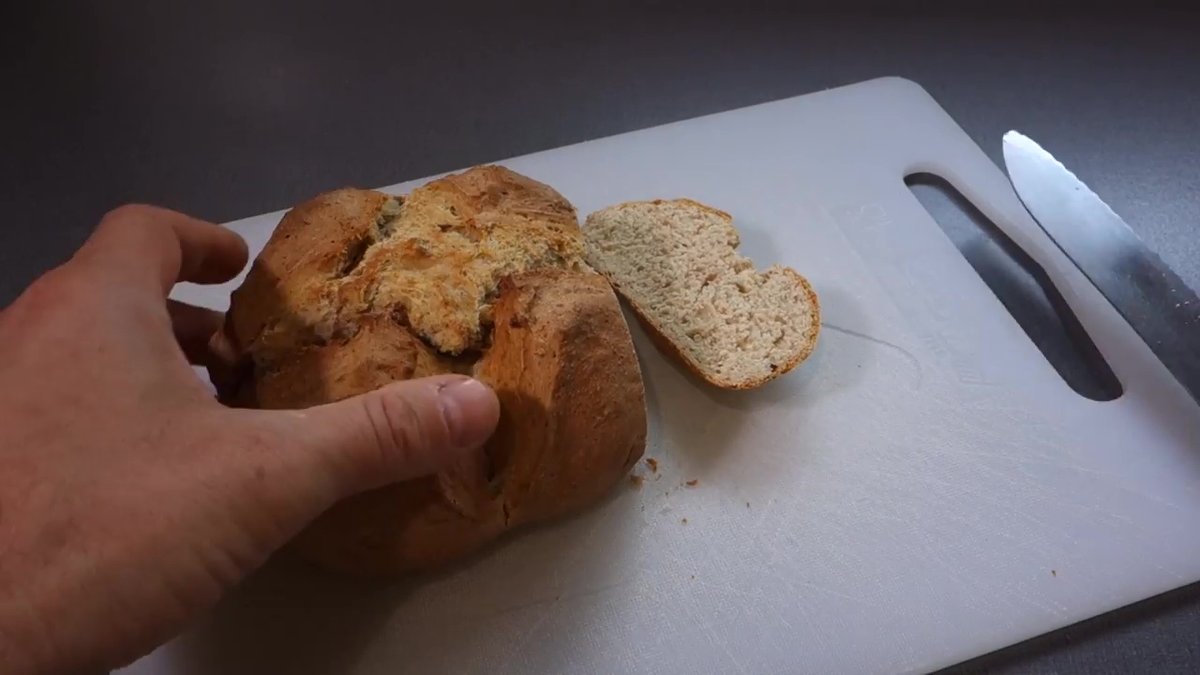 Mie du pain irlandais coupé révélant une texture dense et moelleuse typique du soda bread
