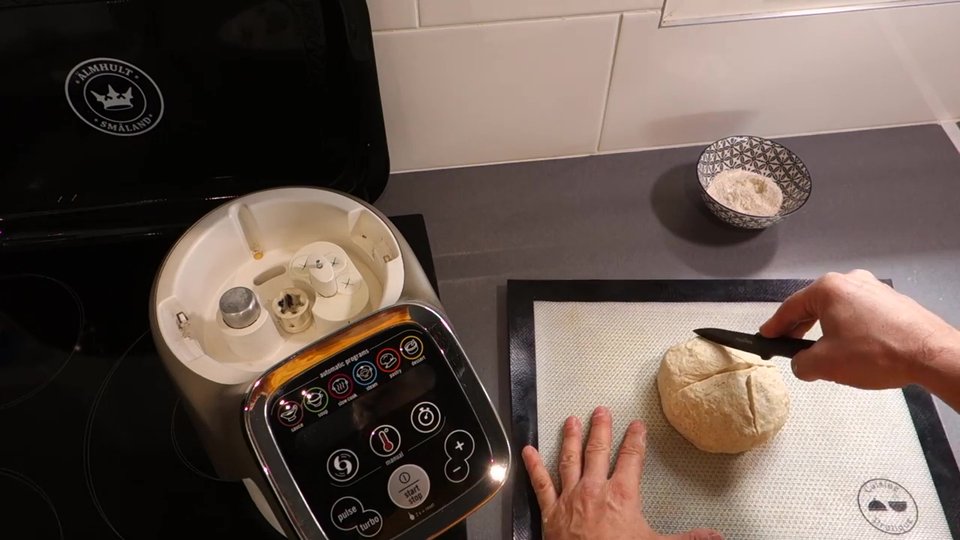 Incision en croix du pain irlandais (soda bread) avant cuisson pour une meilleure levée