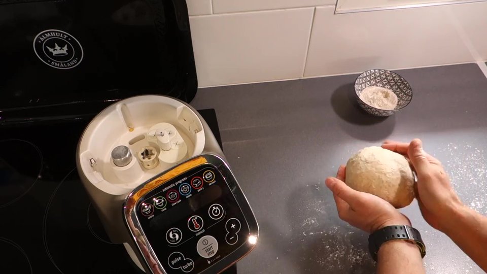 Façonnage du pâton en boule pour le pain irlandais maison sur plan de travail fariné