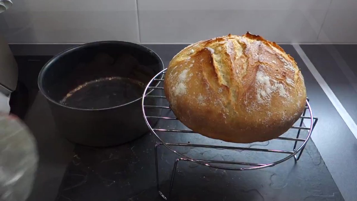 Pain cocotte maison croustillant prêt à être dégusté après refroidissement