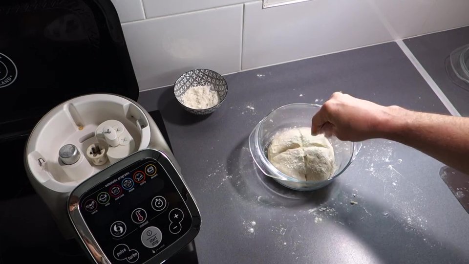 Le pâton est mis en forme, incisé, fariné avant d’aller aller au four