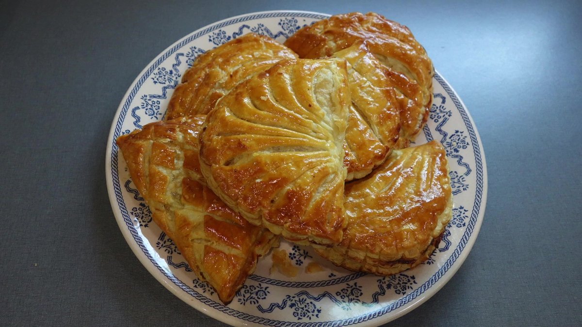 Chaussons aux pommes maison au Companion avec pâte feuilletée croustillante et dorée