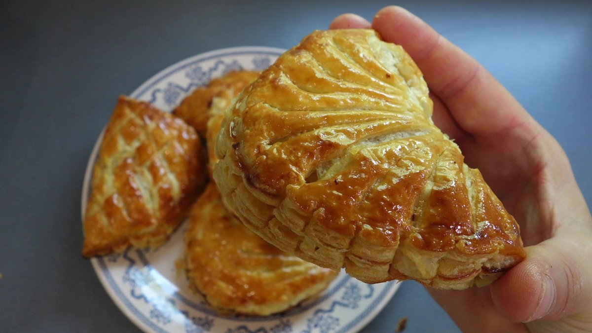 Gros plan sur un chausson aux pommes feuilleté croustillant et bien doré