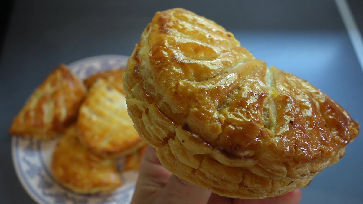 Assiette de chaussons aux pommes maison prêts à être dégustés