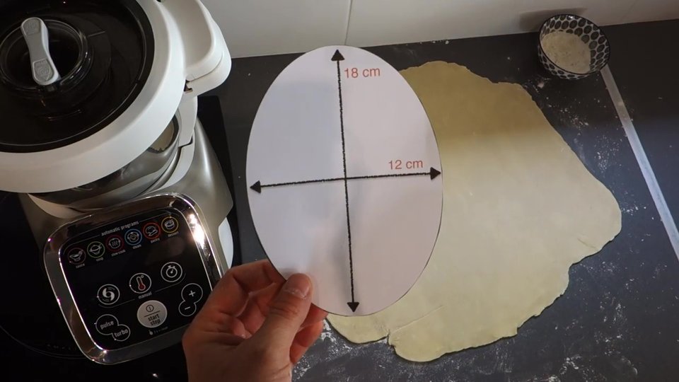 Gabarit pour découper la pâte feuilletée en forme de chaussons aux pommes
