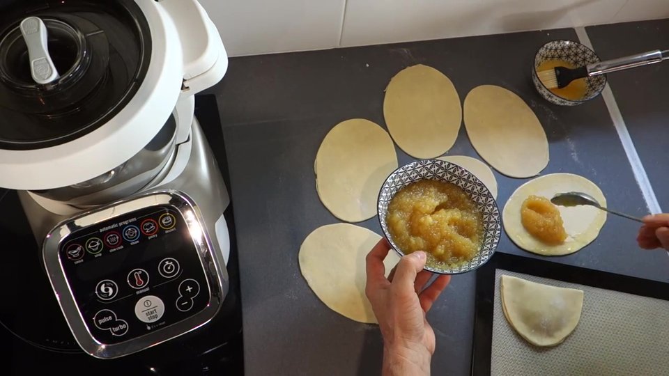 Garnissage et façonnage des chaussons aux pommes avec pâte feuilletée maison