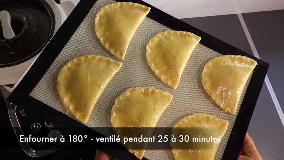 Chaussons aux pommes dorés à l’œuf prêts à être enfournés au four