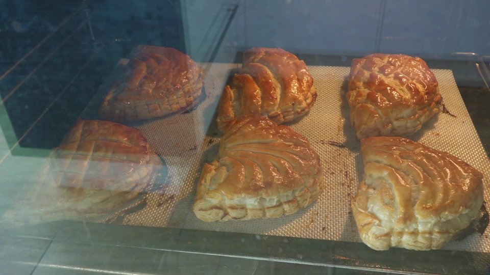 Cuisson des chaussons aux pommes au four jusqu’à obtenir une pâte feuilletée dorée et croustillante