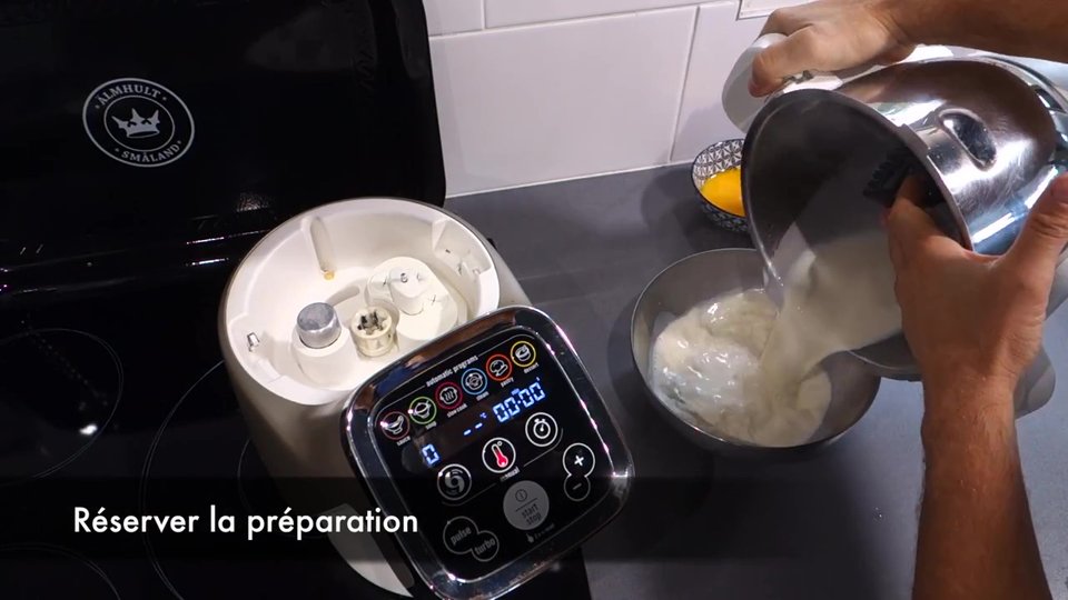 Préparation des crèmes brulées en cours avec le robot Companion