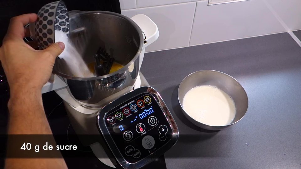 Ajout de 40 g de sucre à la préparation pour crèmes brûlées dans le Companion