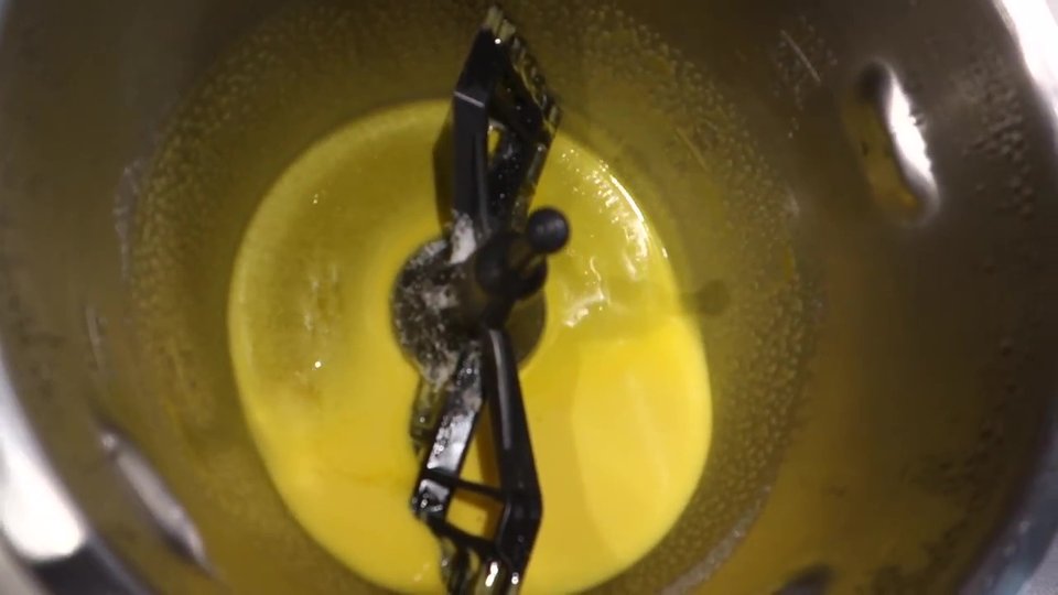 Préparation des crèmes brulées dans le bol du robot Companion