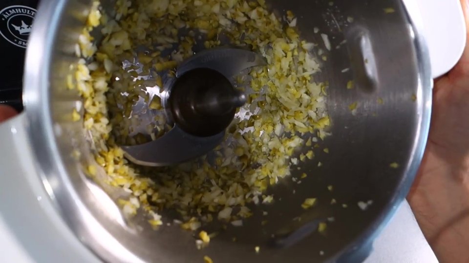 Oignon et cornichon hachés avec l’a lame ultra blade